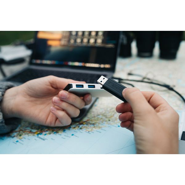 Verbatim Black Pinstripe 128GB USB 3.0 Flash Drive 49319